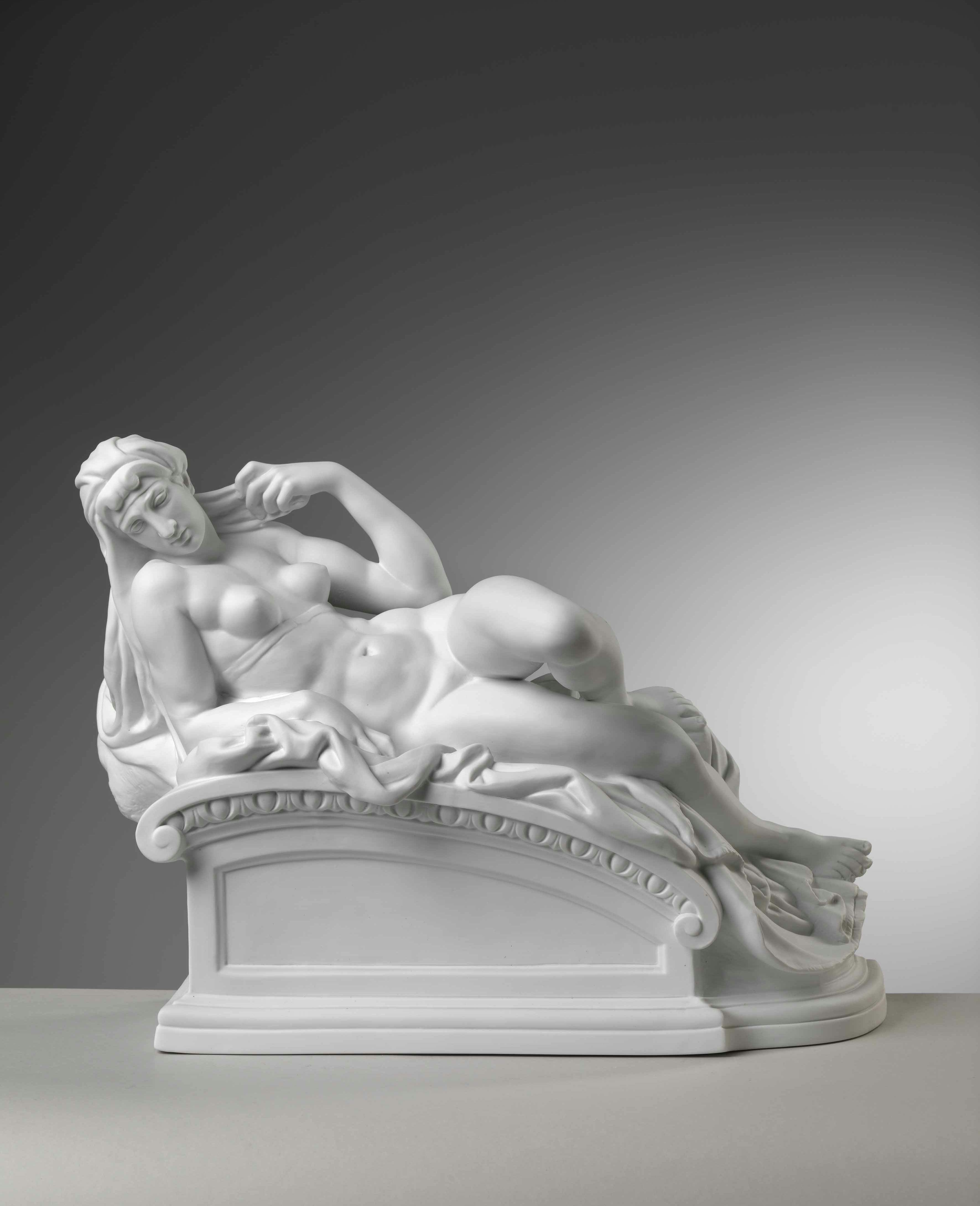 scultura bianca di figuras femminile nuda adagata