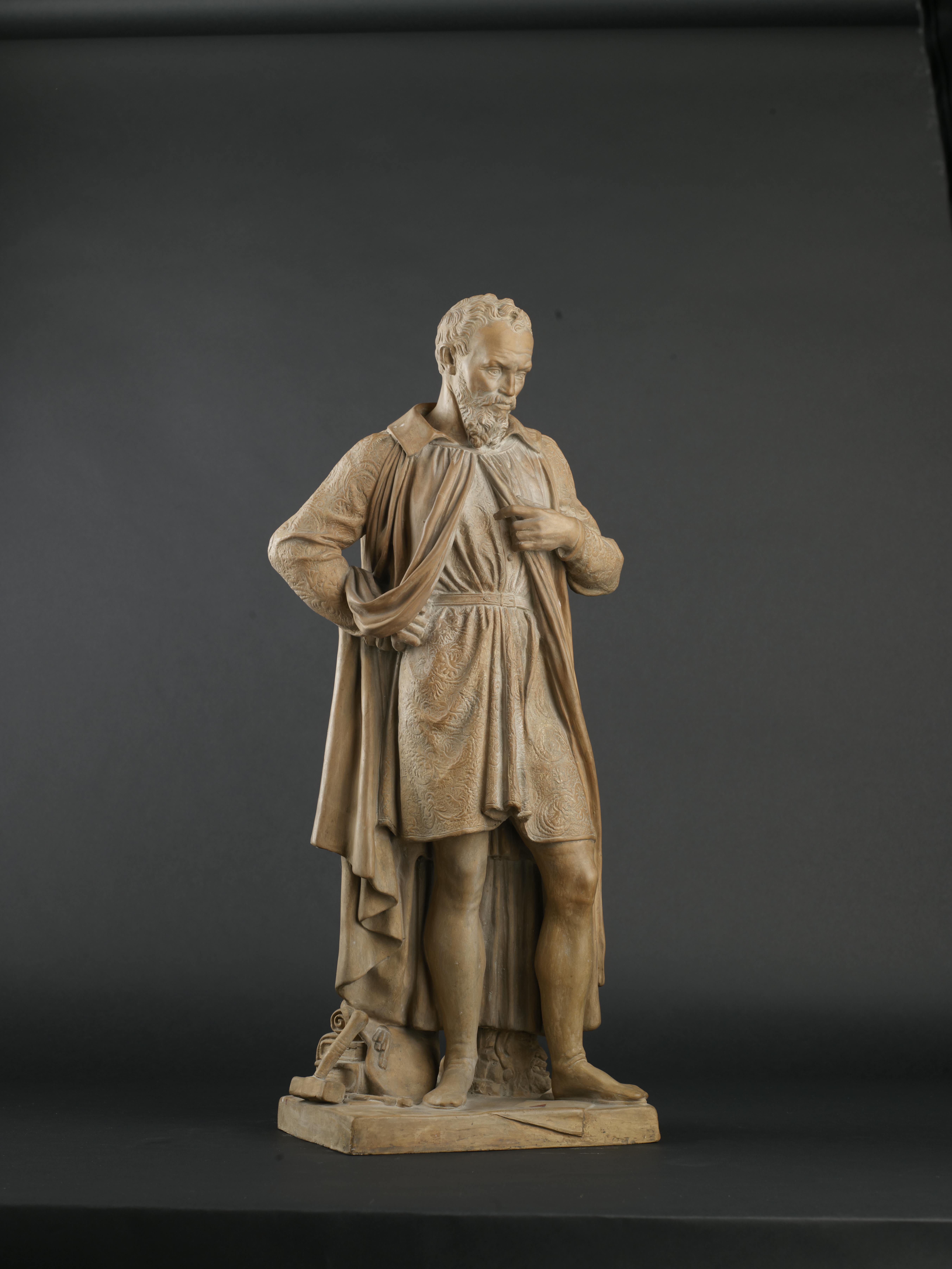statua in terracotta di figura maschile con mantello
