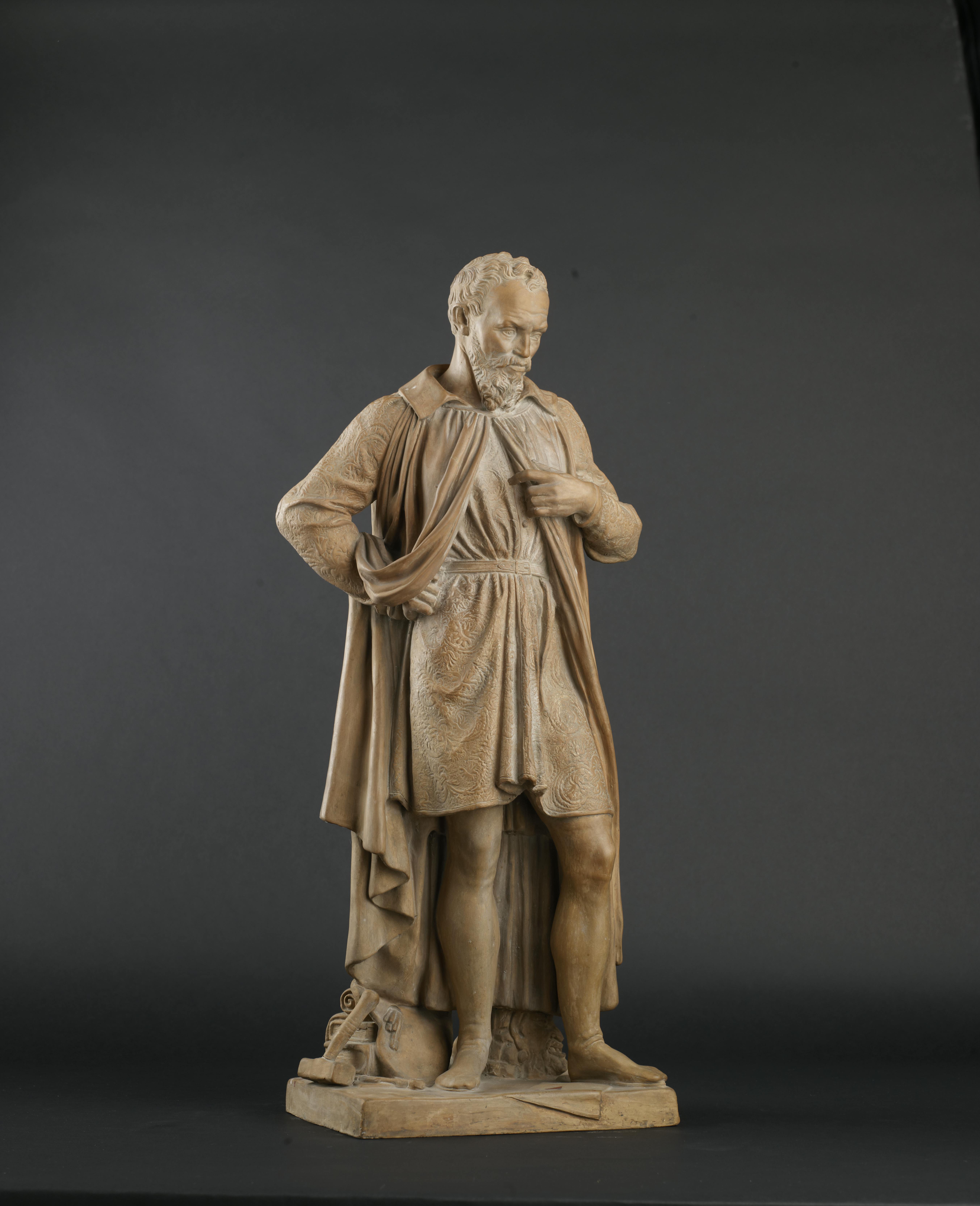 statua in terracotta di figura maschile con mantello