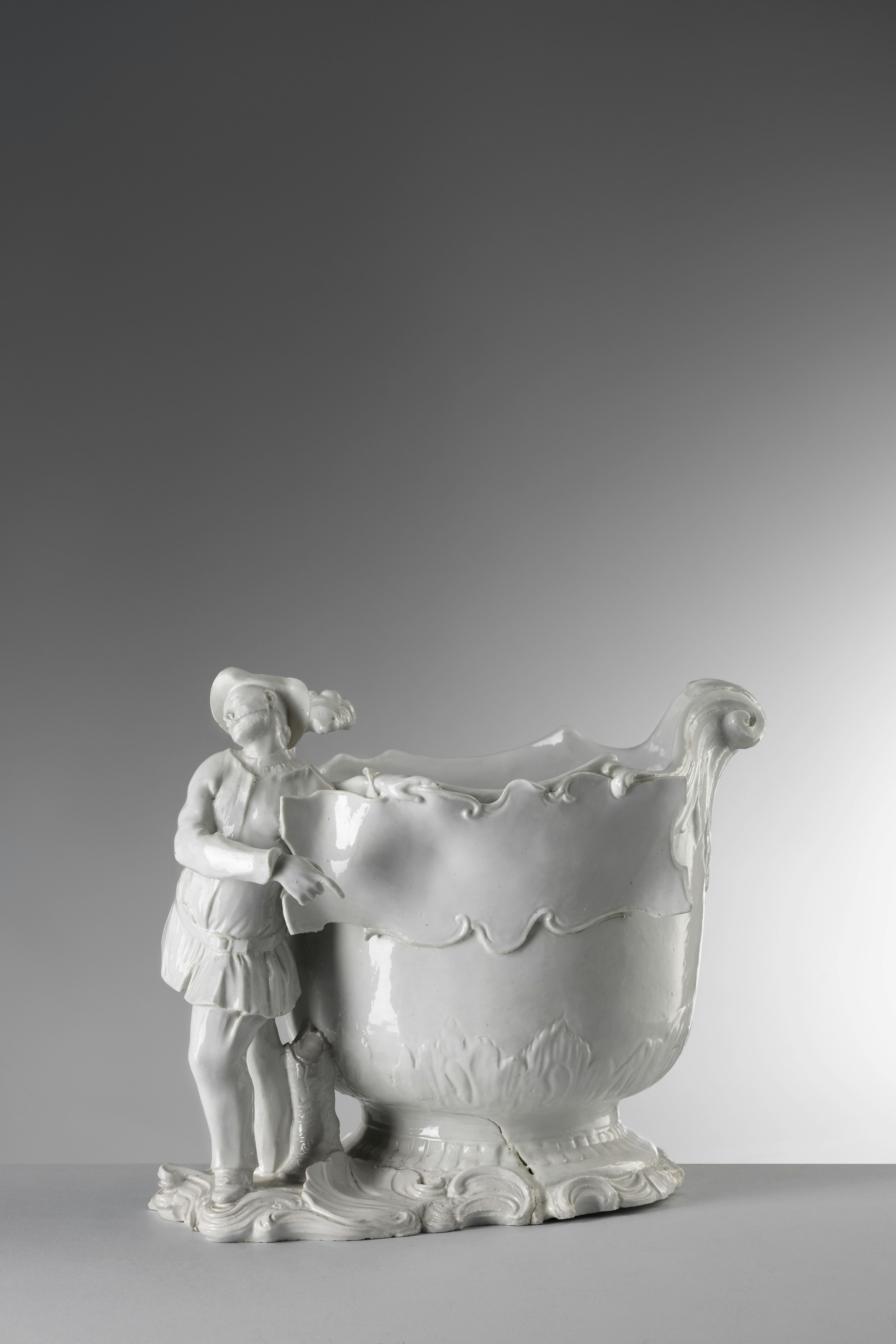 Recipiente bianco con scultura di figura umana