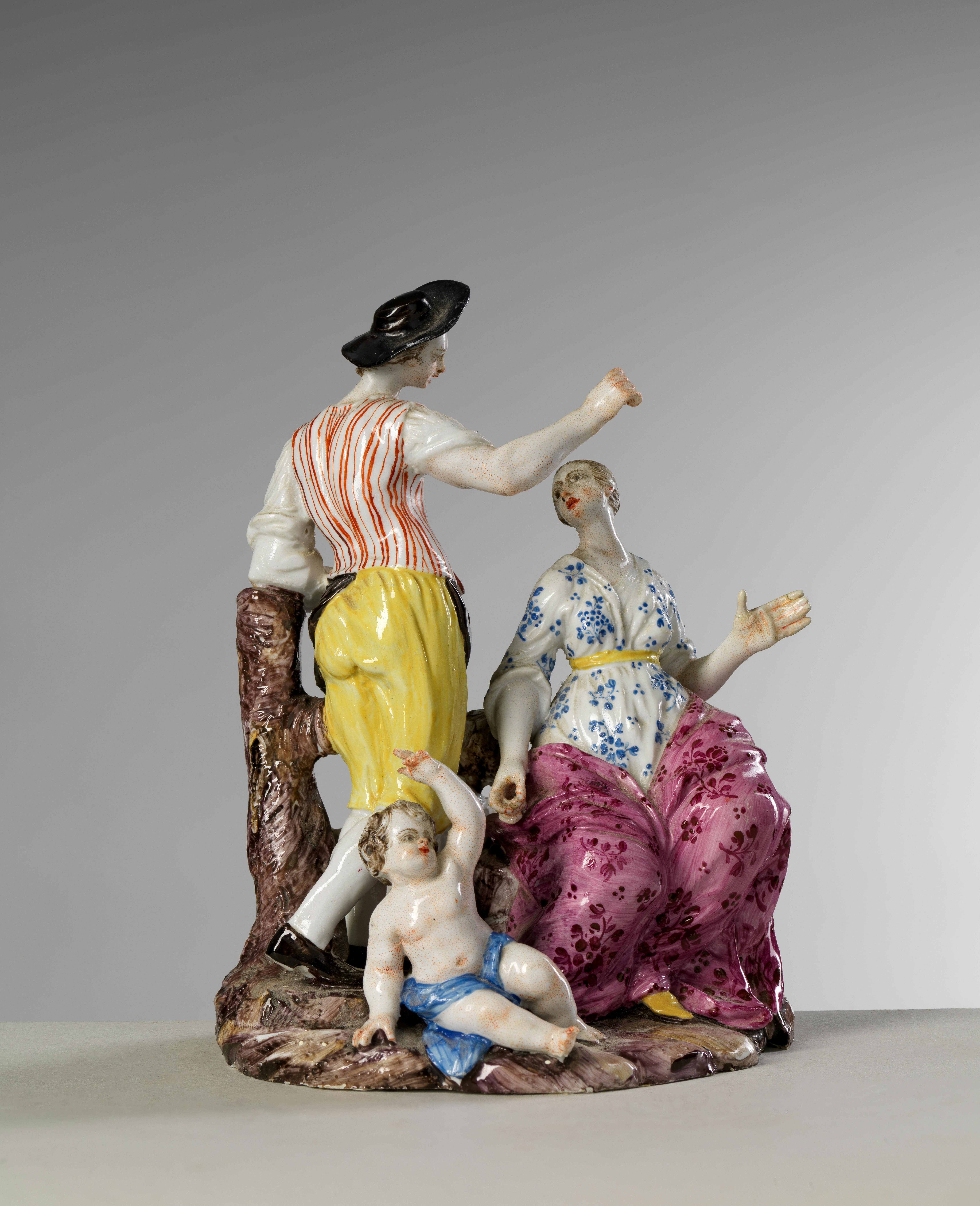 porcellana colorata con uomo, donna e bambino