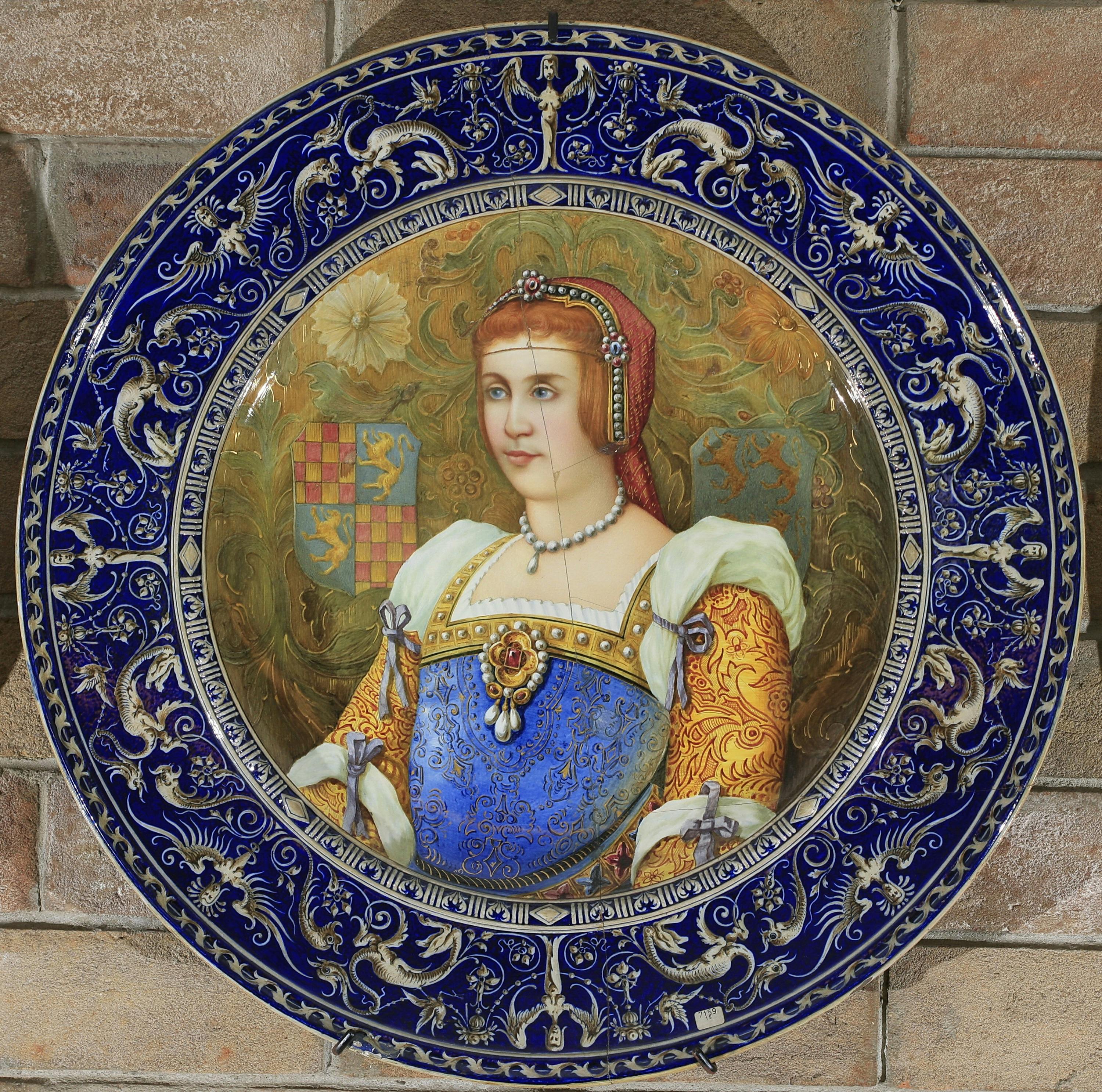 Piattpo con bordo blu e ritratto di donna elegante al centro