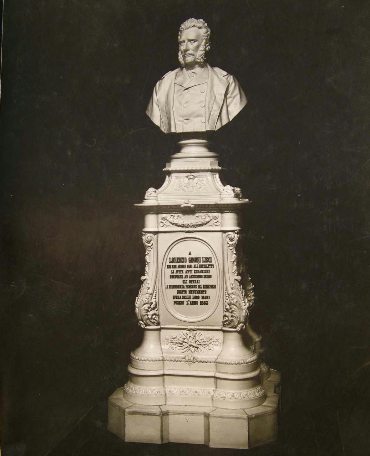 Busto maschile in porcellana bianca montato su un alto basamento con iscrizioni