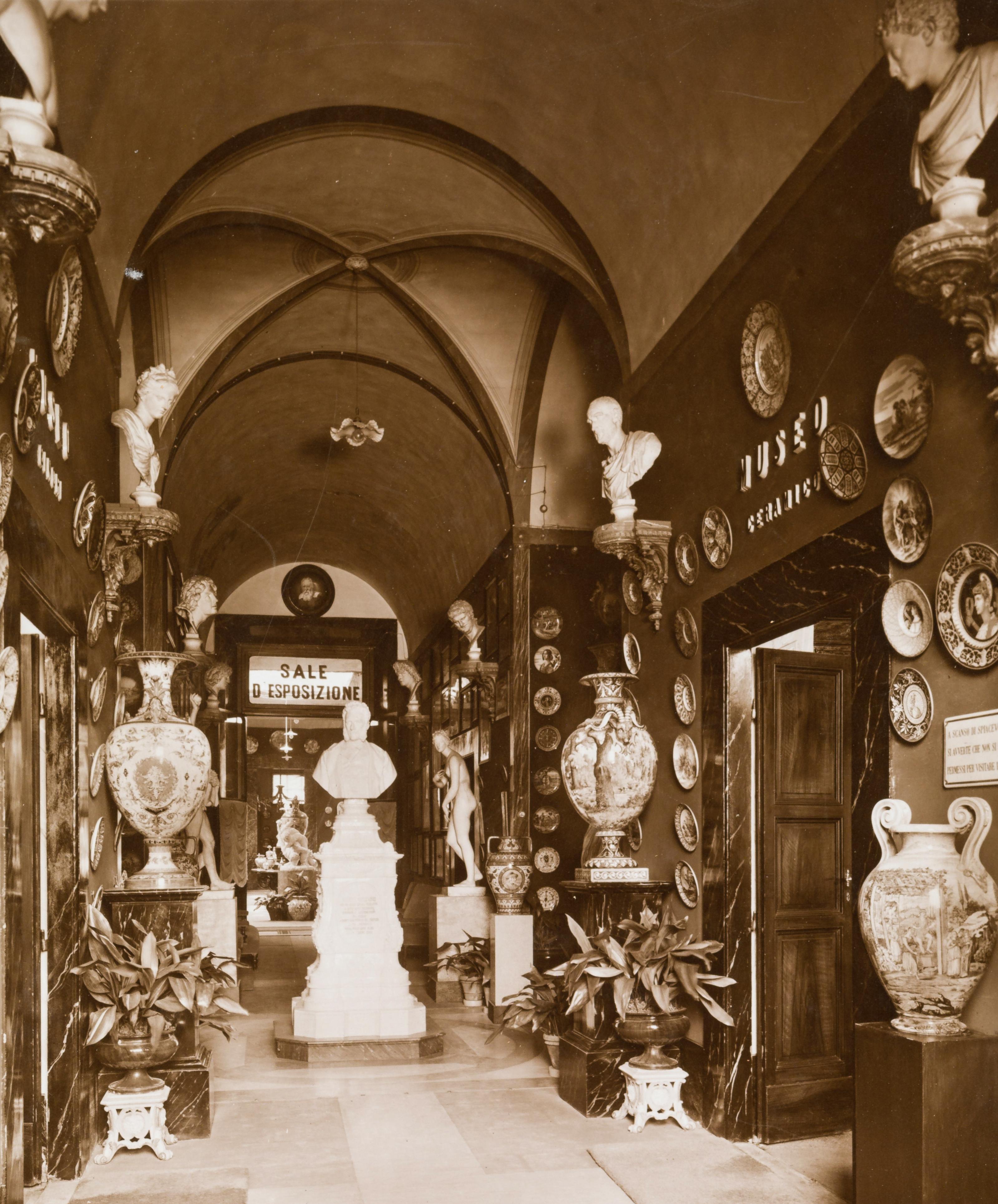Ampia galleria con esposizione di vasi e sculture