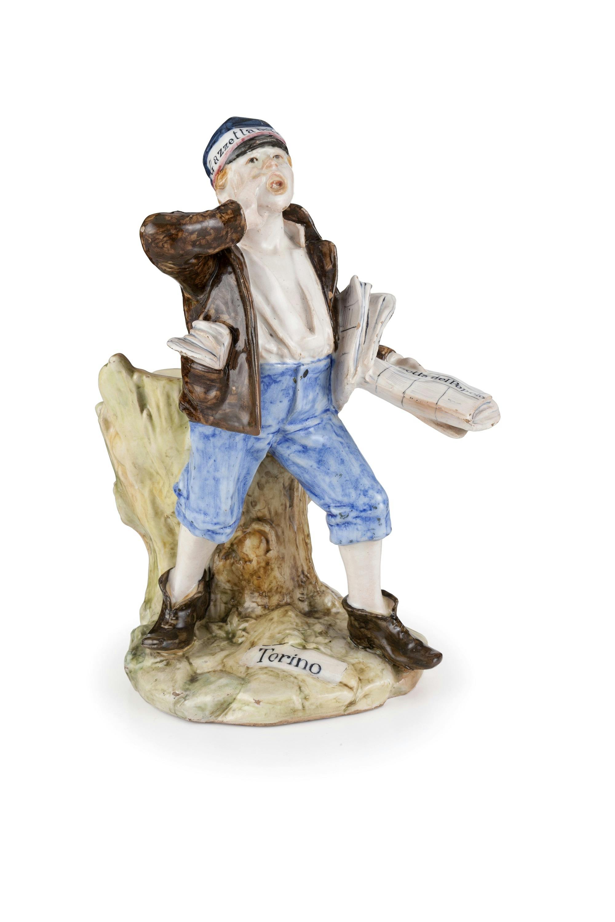 Statuina colorata con uomo che strilla per vendere i giornali