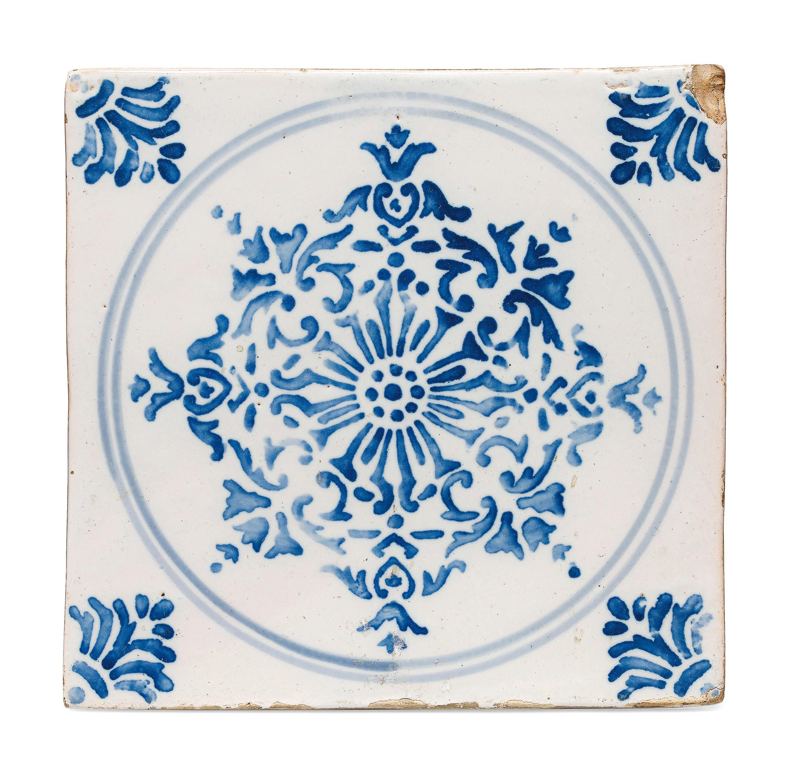 Mattonella quadrata bianca con decoro azzurro con motivi vegetali dentro un cerchio