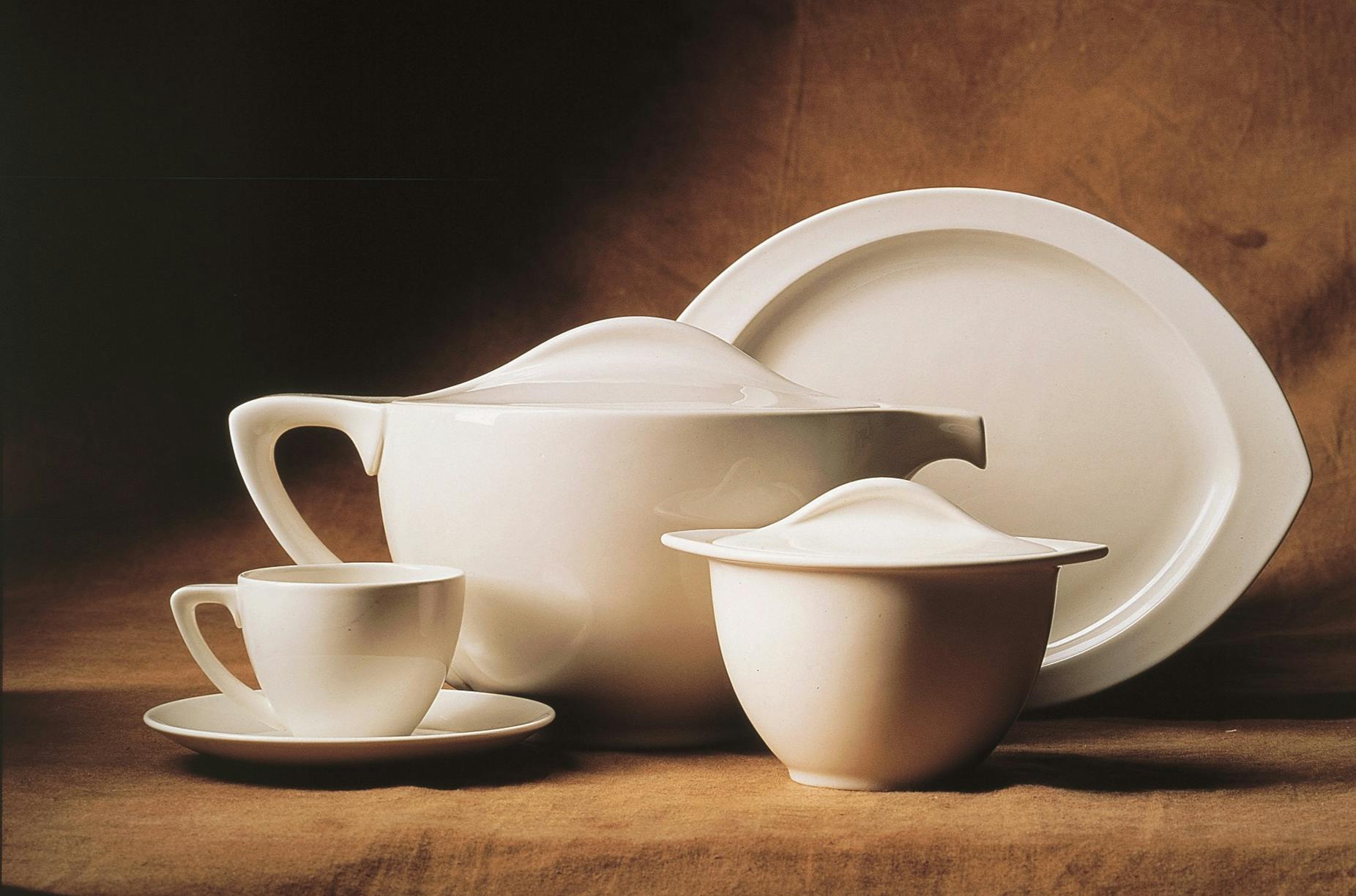 Piatto, tazza, cuppiera e recipiente con coperchio in porcellana bianca