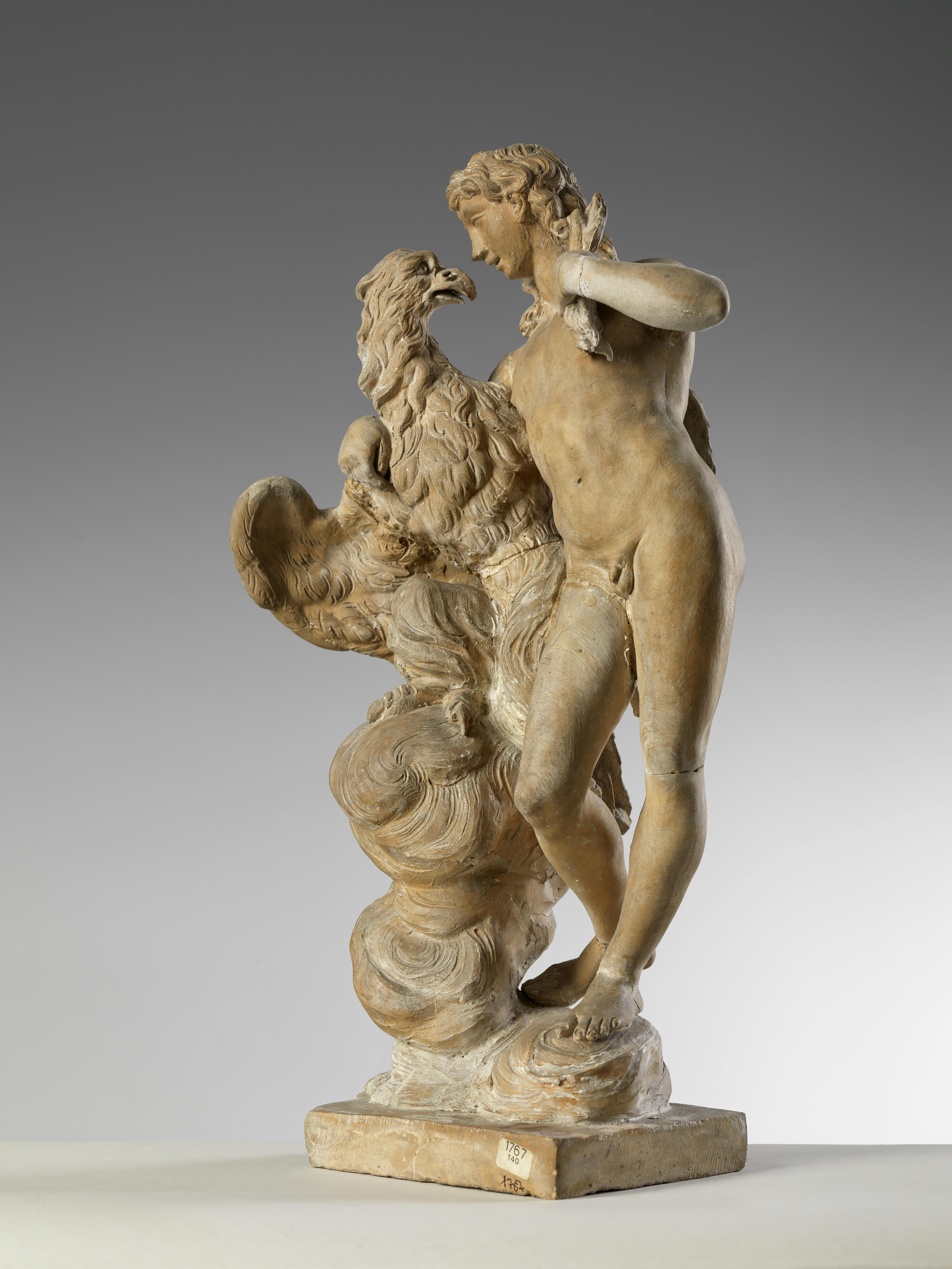 Scultura in terracotta di uomo con una grande acquila