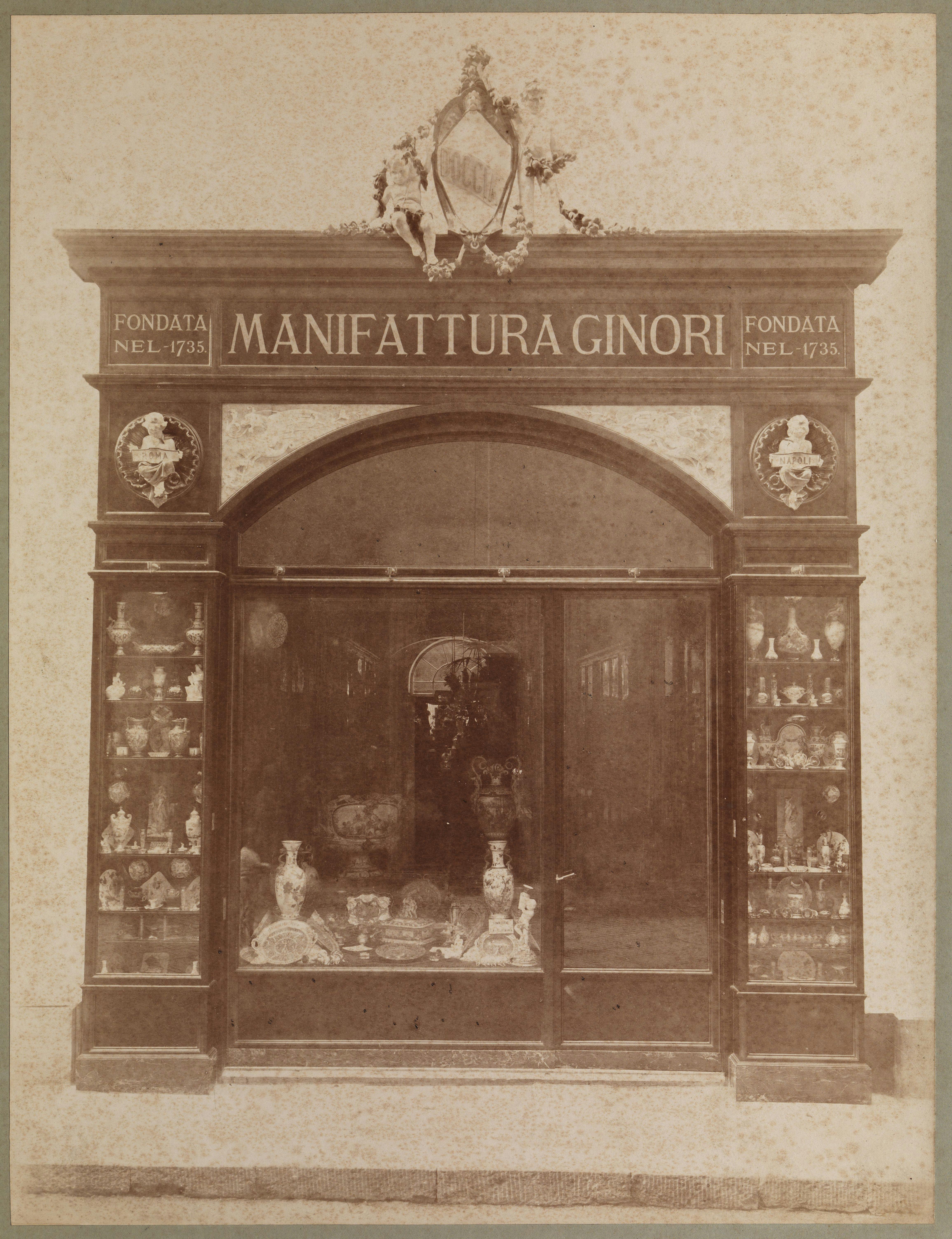 Foto in bianco e nero dell'insegna e della vetrina del negozio Ginori