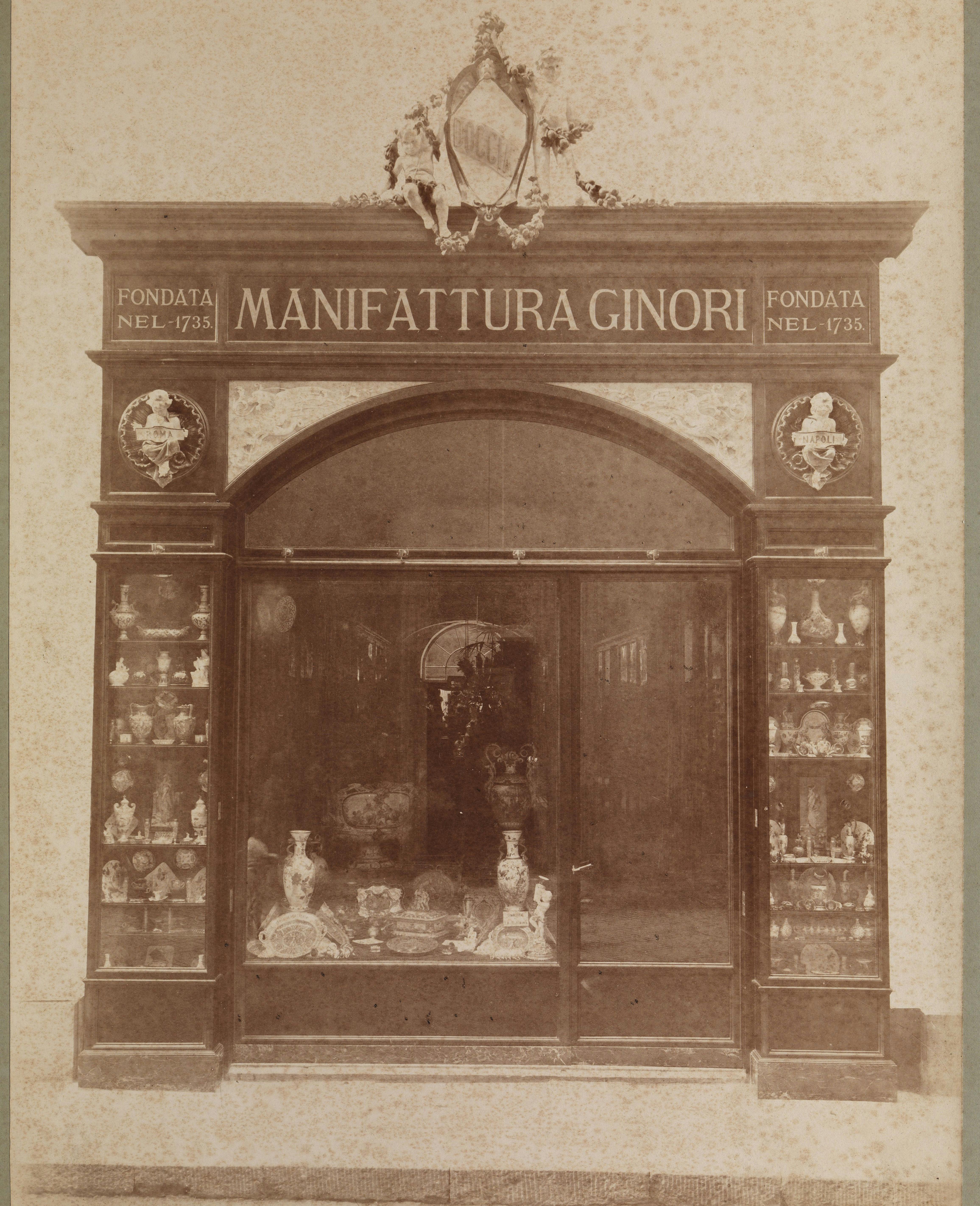 Foto in bianco e nero dell'insegna e della vetrina del negozio Ginori