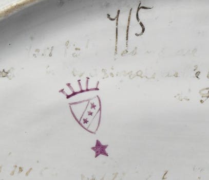 Stemma con tre stelle e una corona