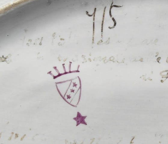 Stemma con tre stelle e una corona
