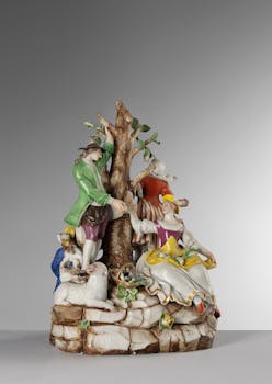 gruppo scultoreo policromo con personaggi raccolti intorno a un albero