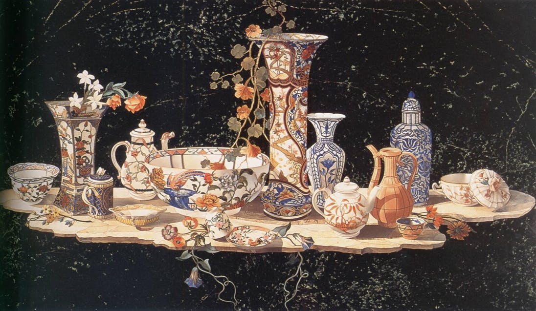 Natura morta con vasi, teiere e oggetti per la tavola riccamente decorati