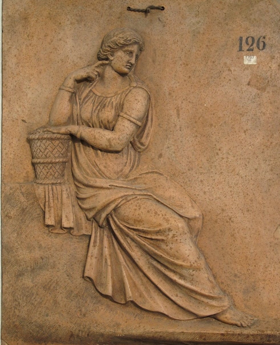 Lastra di terracotta con bassorilievo di figura femminile appoggiata a una cesta