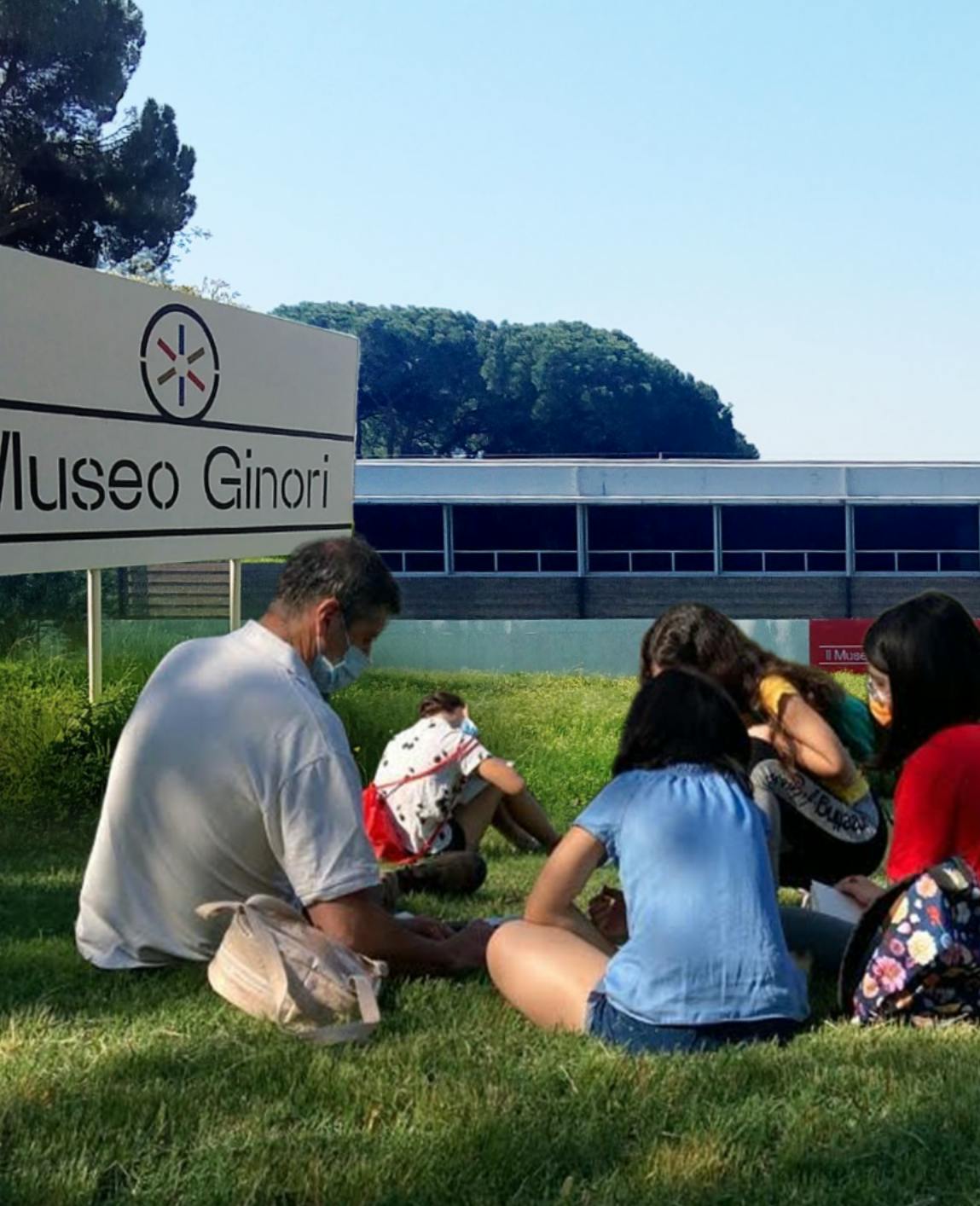 Gruppo di ragazzi seduti nel giardino del Museo Ginori per un laboratorio didattico
