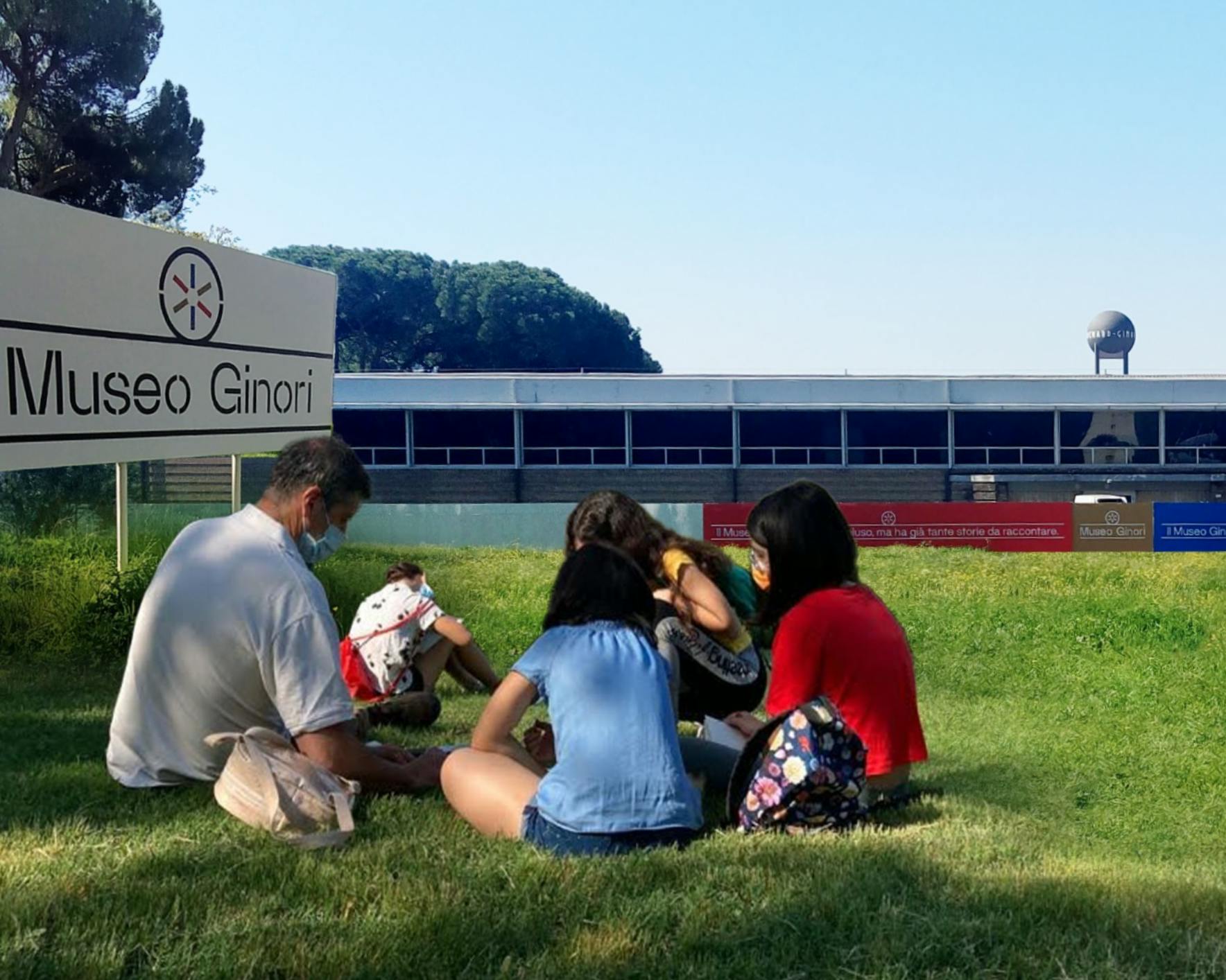 Gruppo di ragazzi seduti nel giardino del Museo Ginori per un laboratorio didattico