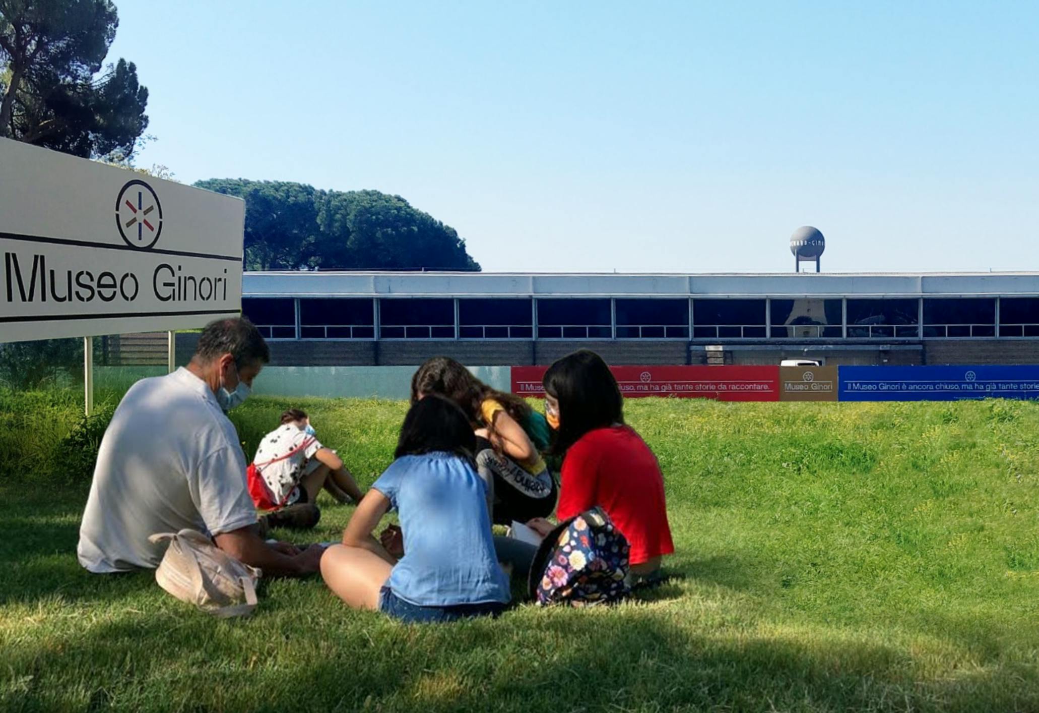 Gruppo di ragazzi seduti nel giardino del Museo Ginori per un laboratorio didattico