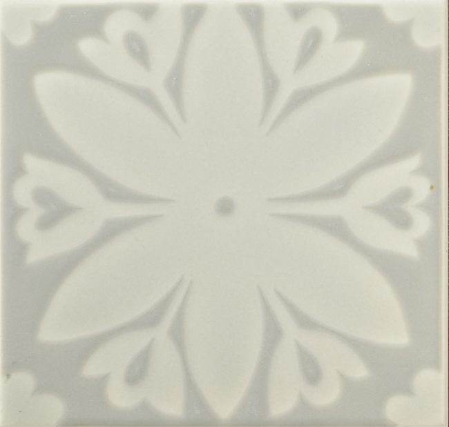 Piastrella quadrata in terraglia con decoro floreale in smalto grigio
