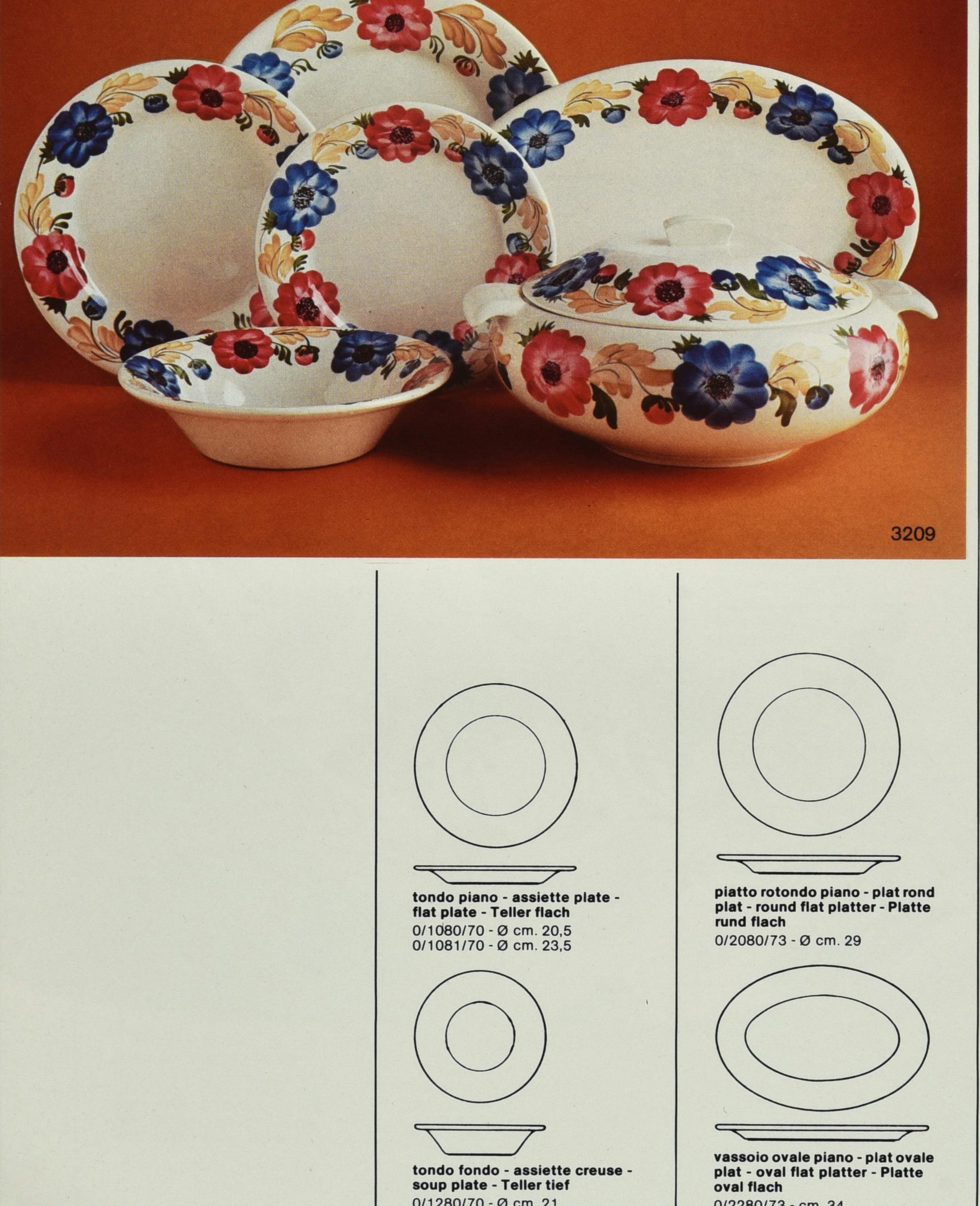 Pagine di catalogo con foto a colori di un servizio di piatti con decoro floreale e sagome stilizzate dei singoli elementi che lo compongono