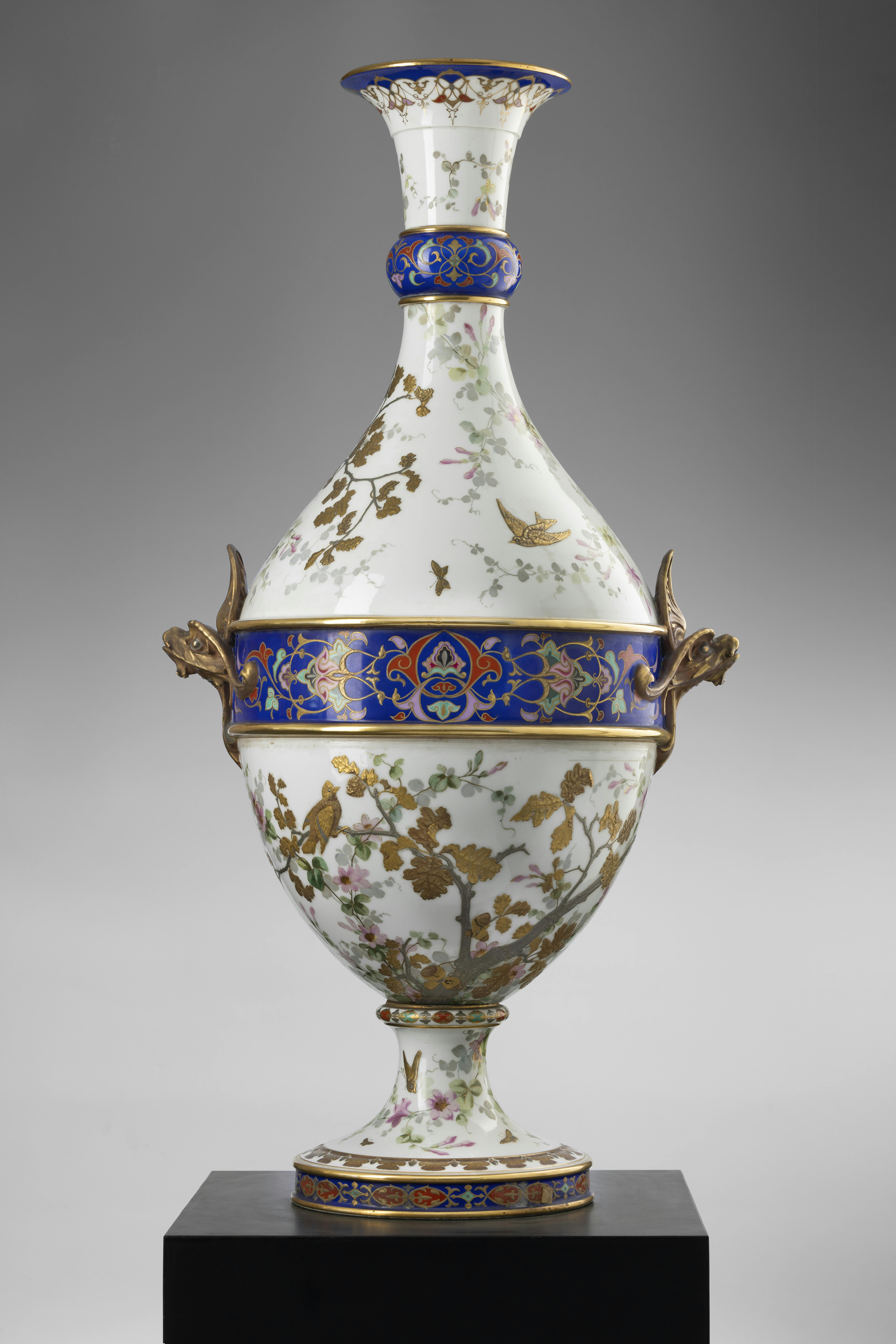 Grande vaso in porcellana bianca decorato con rami fioriti dorati
