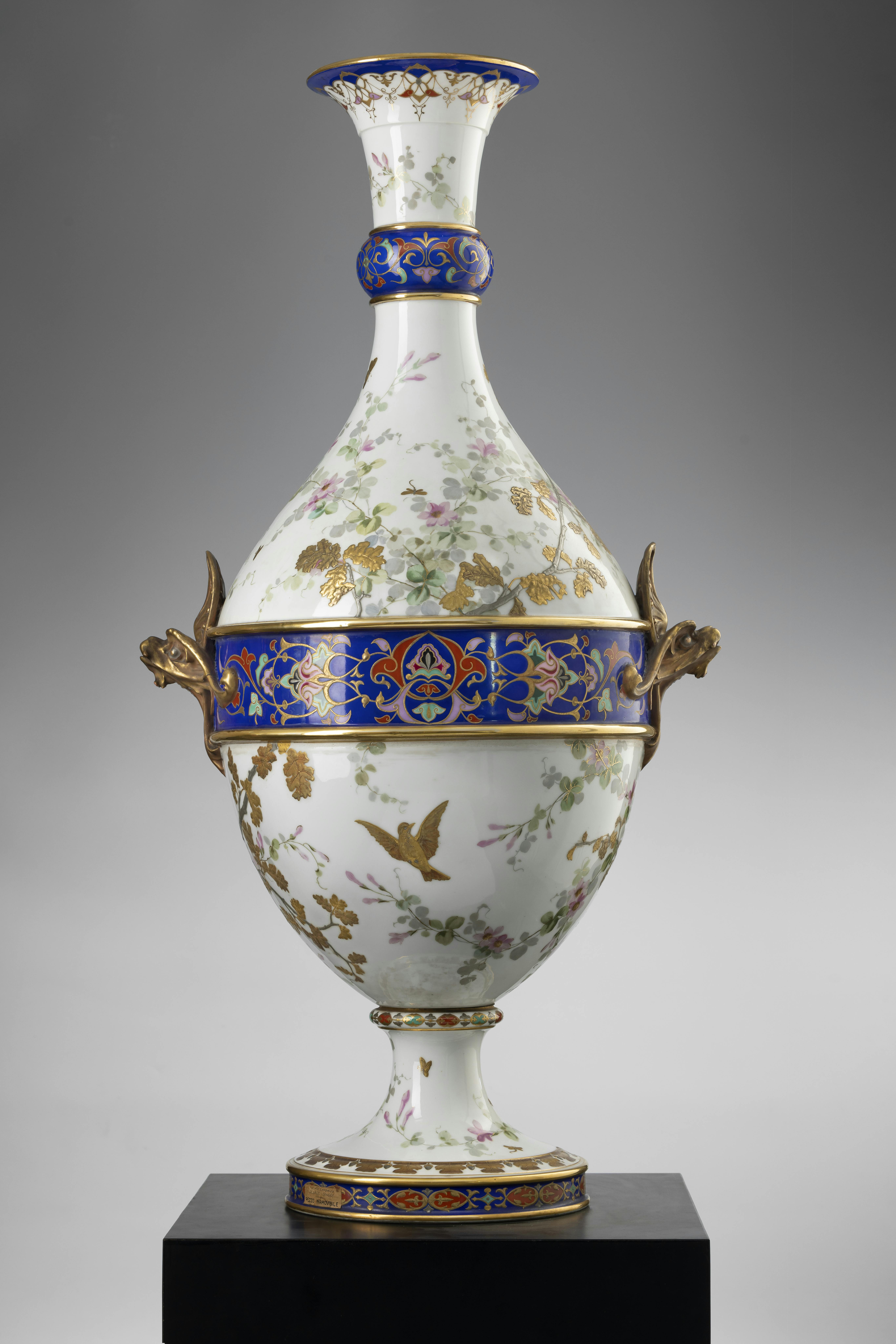 Grande vaso in cermica bianca con decori dorati e fasce blu
