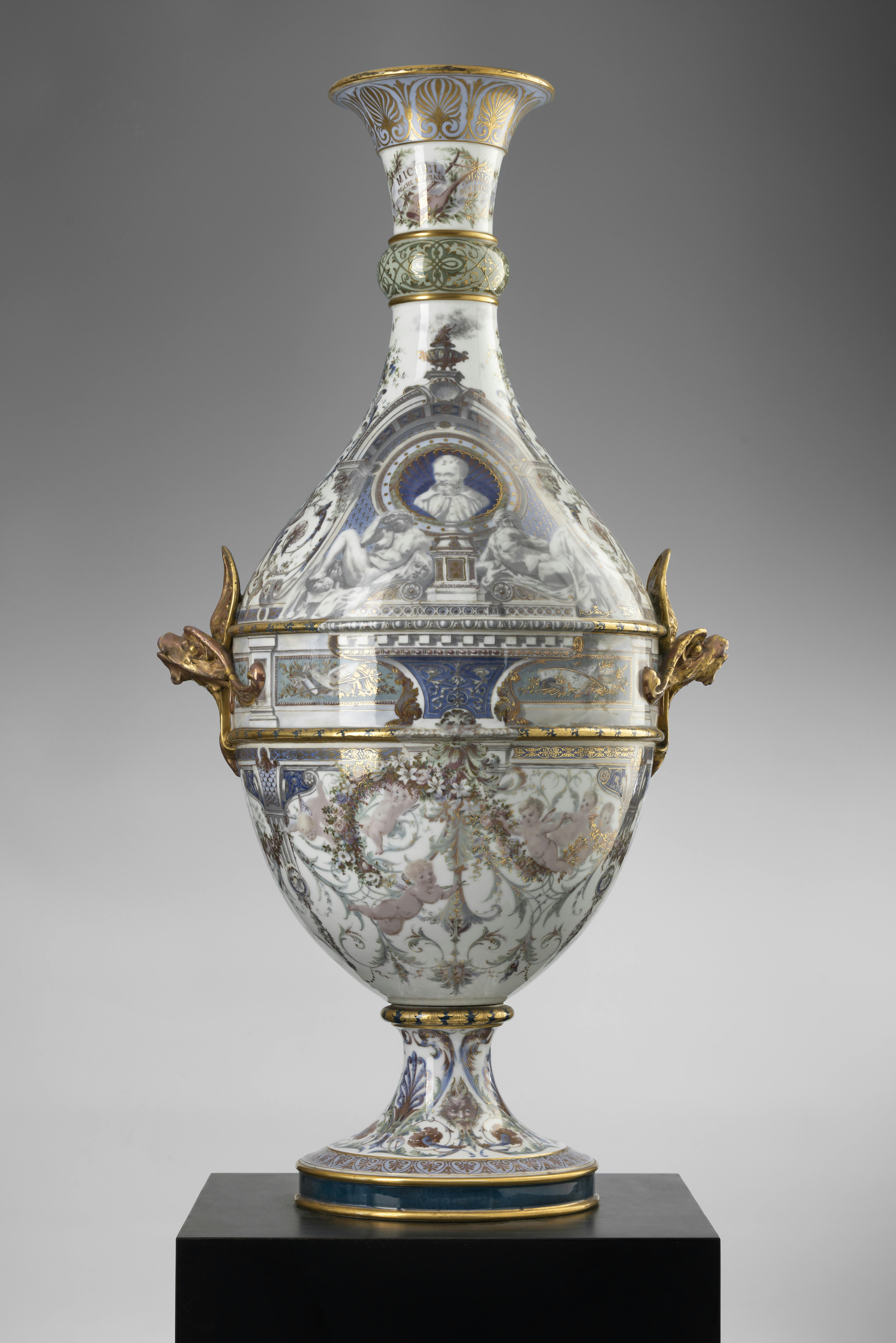 Vaso in porcellana bianca riccamente decorato in oro e blu