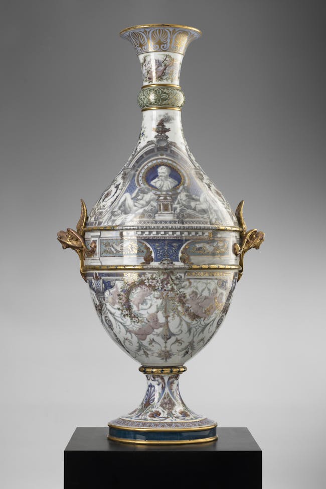 Vaso in porcellana bianca riccamente decorato in oro e blu