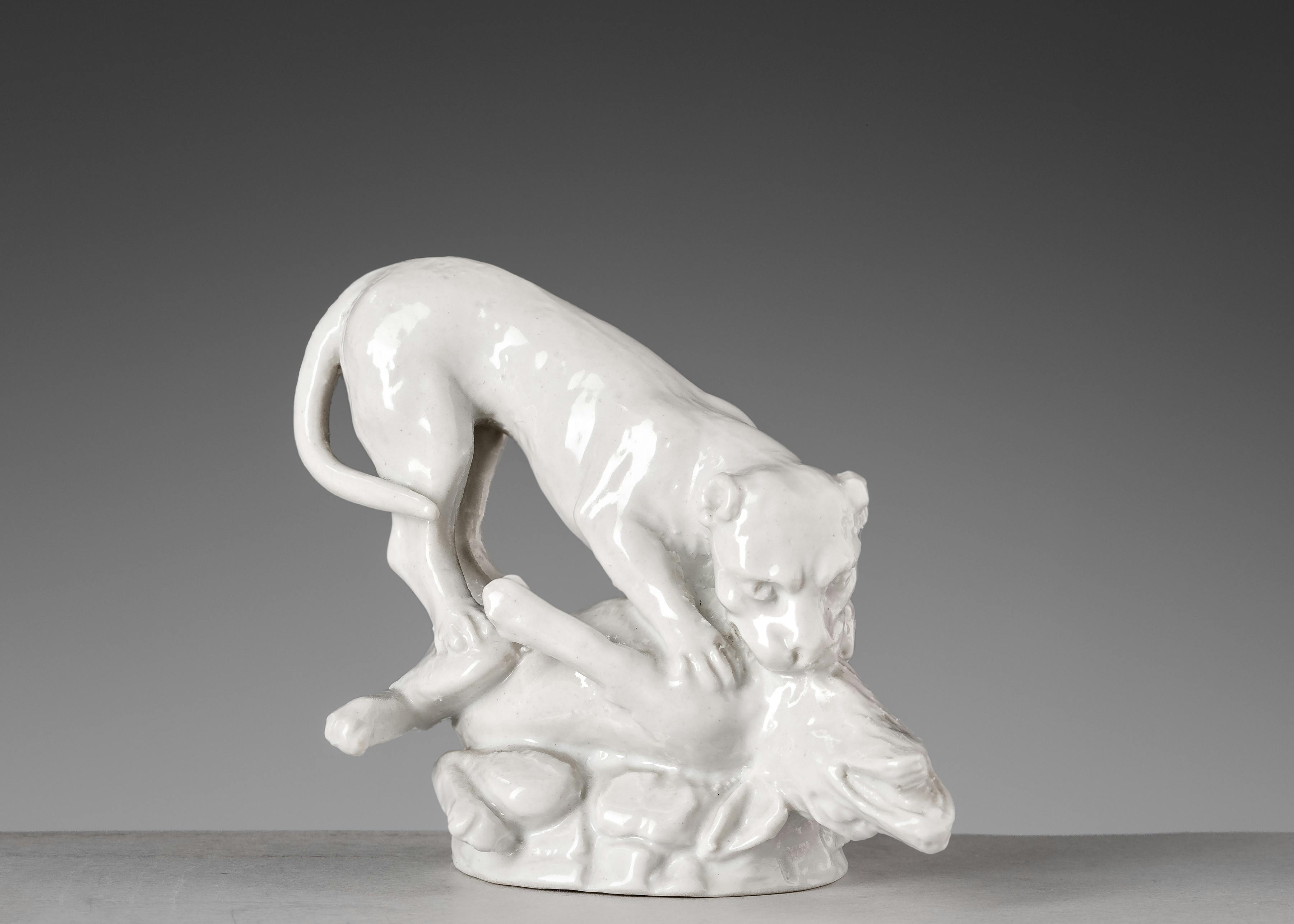 Piccola scultura in porcellama bianca che raffigura due cani in lotta