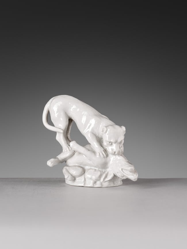 Piccola scultura in porcellama bianca che raffigura due cani in lotta