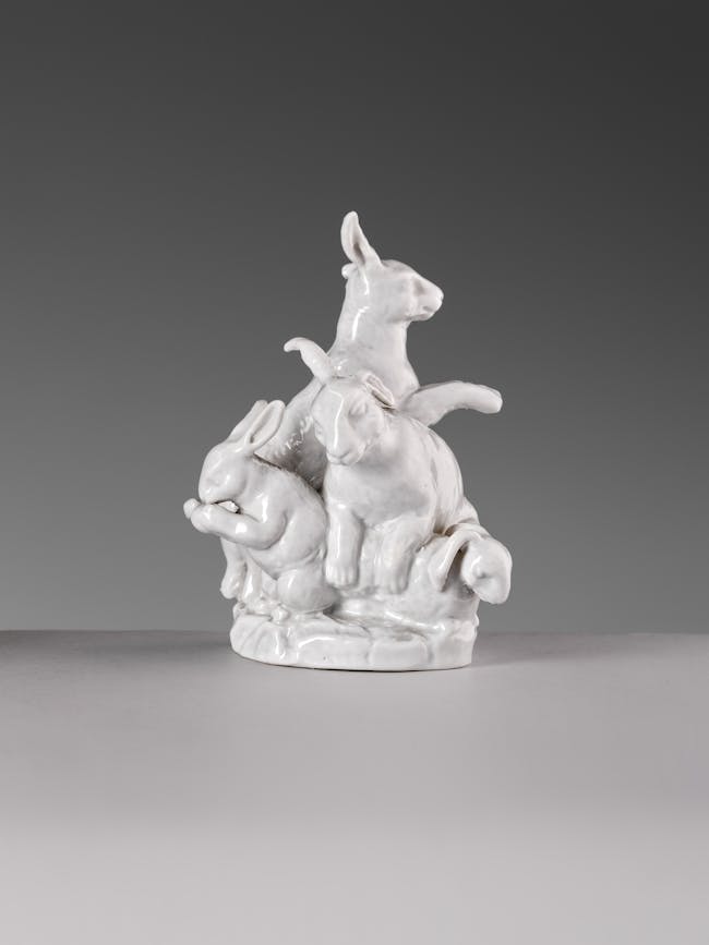 Scultura in porcellana bianca raffigurante 4 conigli su una base circolare