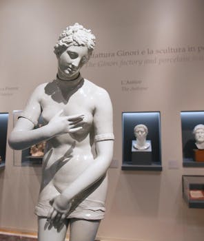 Grande statua di porcellana bianca raffigurante una figura femminile che si copre il seno con una mano