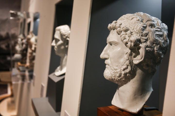 Due teste di uomo in porcellana bianca