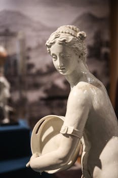 Statua di porcellana bianca alta 80 cm raffigurante una figura femminile nuda con in mano un cembalo