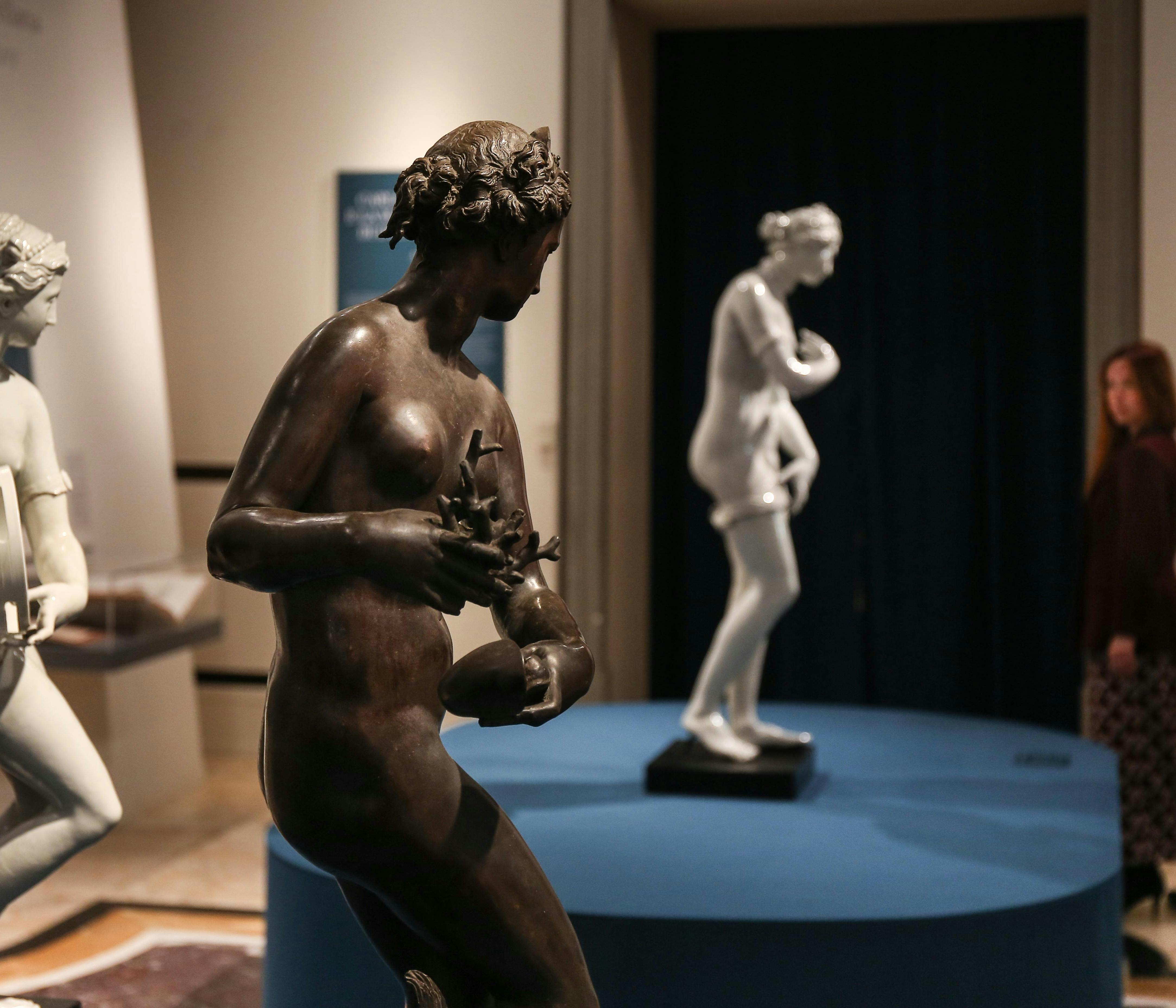 Tre grandi sculture in bronzo e in porcellana bianca