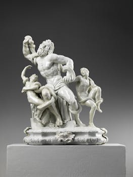 Gruppo scultoreo in porcellana bianca con tre figure in movimento