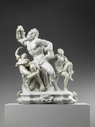Gruppo scultoreo in porcellana bianca con tre figure in movimento