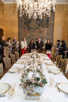 in primo piano il tavolo decorato con gruppi scultorei in porcellana