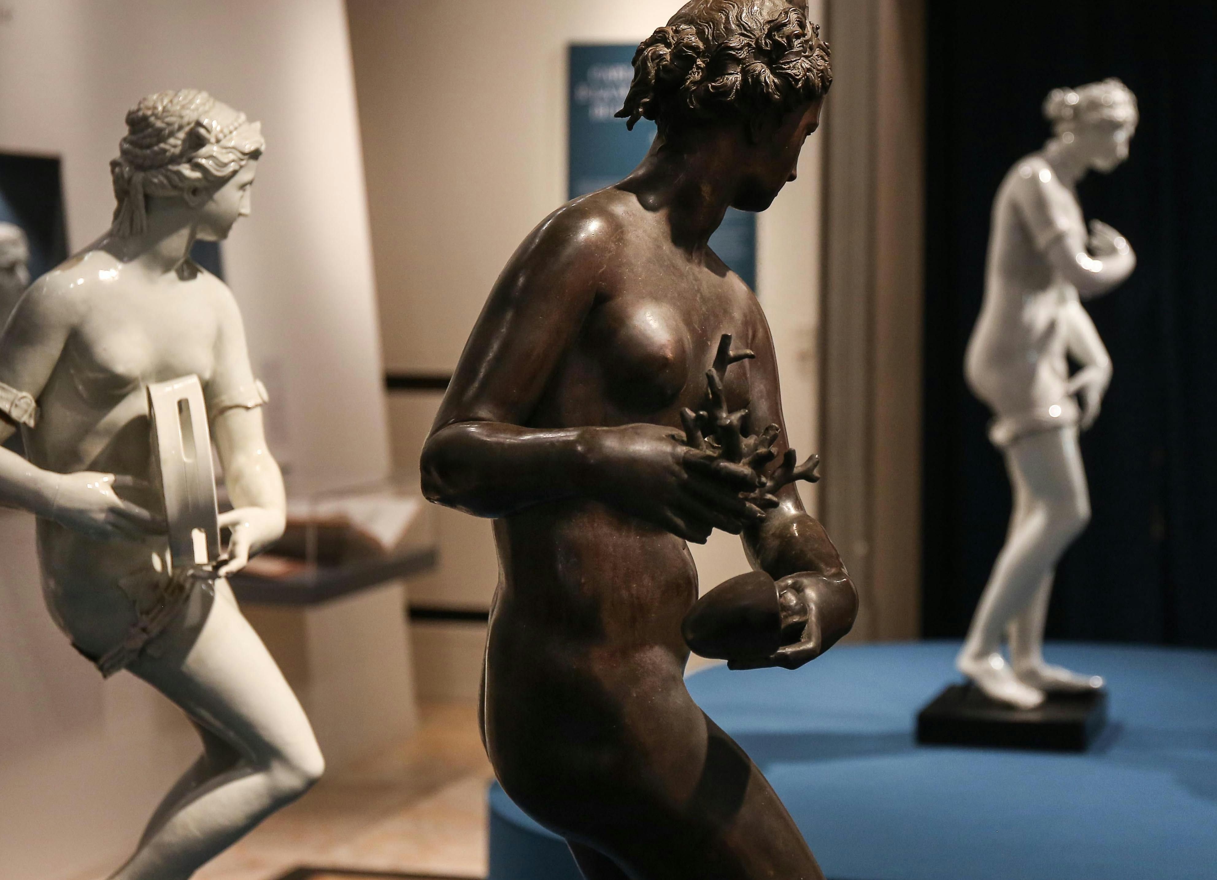 Tre sculture, una di bronzo e due di porcellana, raffiguranti figure femminili