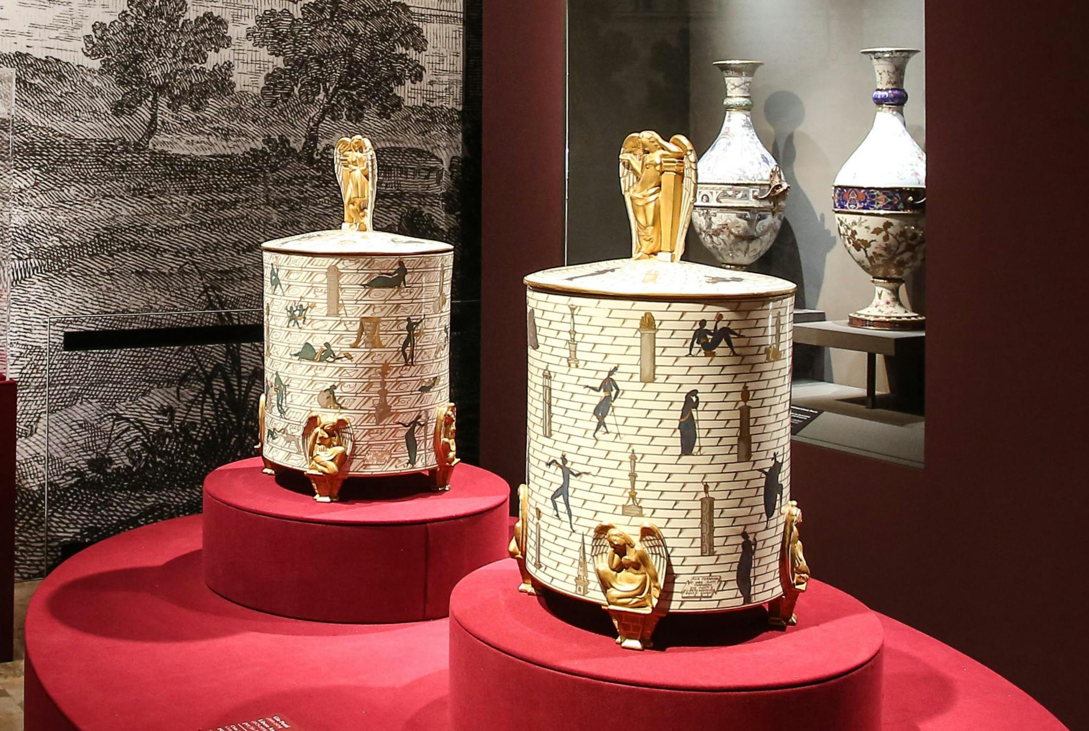 Due grandi vasi con coperchio in porcellana bianca con decori oro