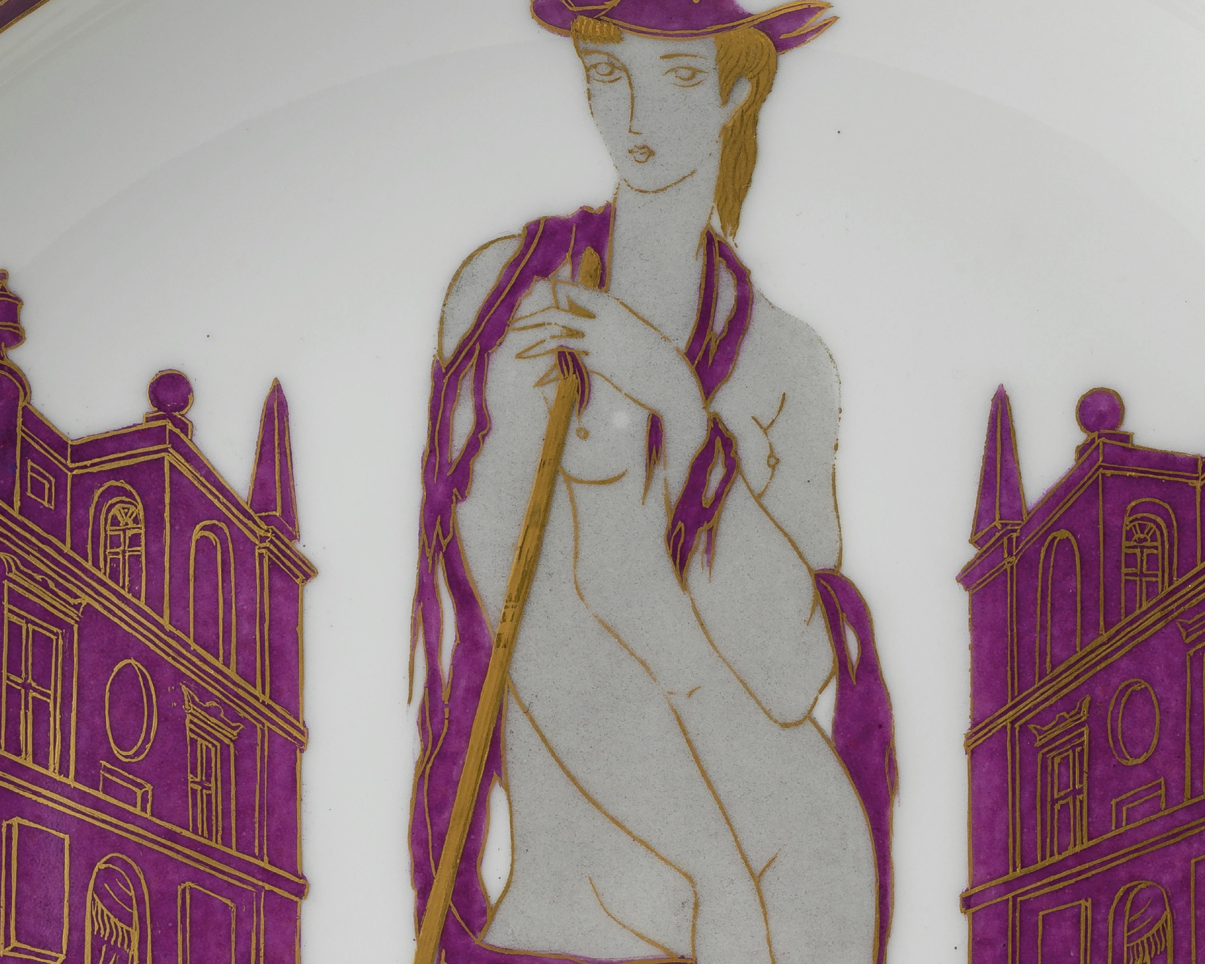 Particolare della decorazione di un piatto raffigurante una figura femminile seminuda circondata da architetture