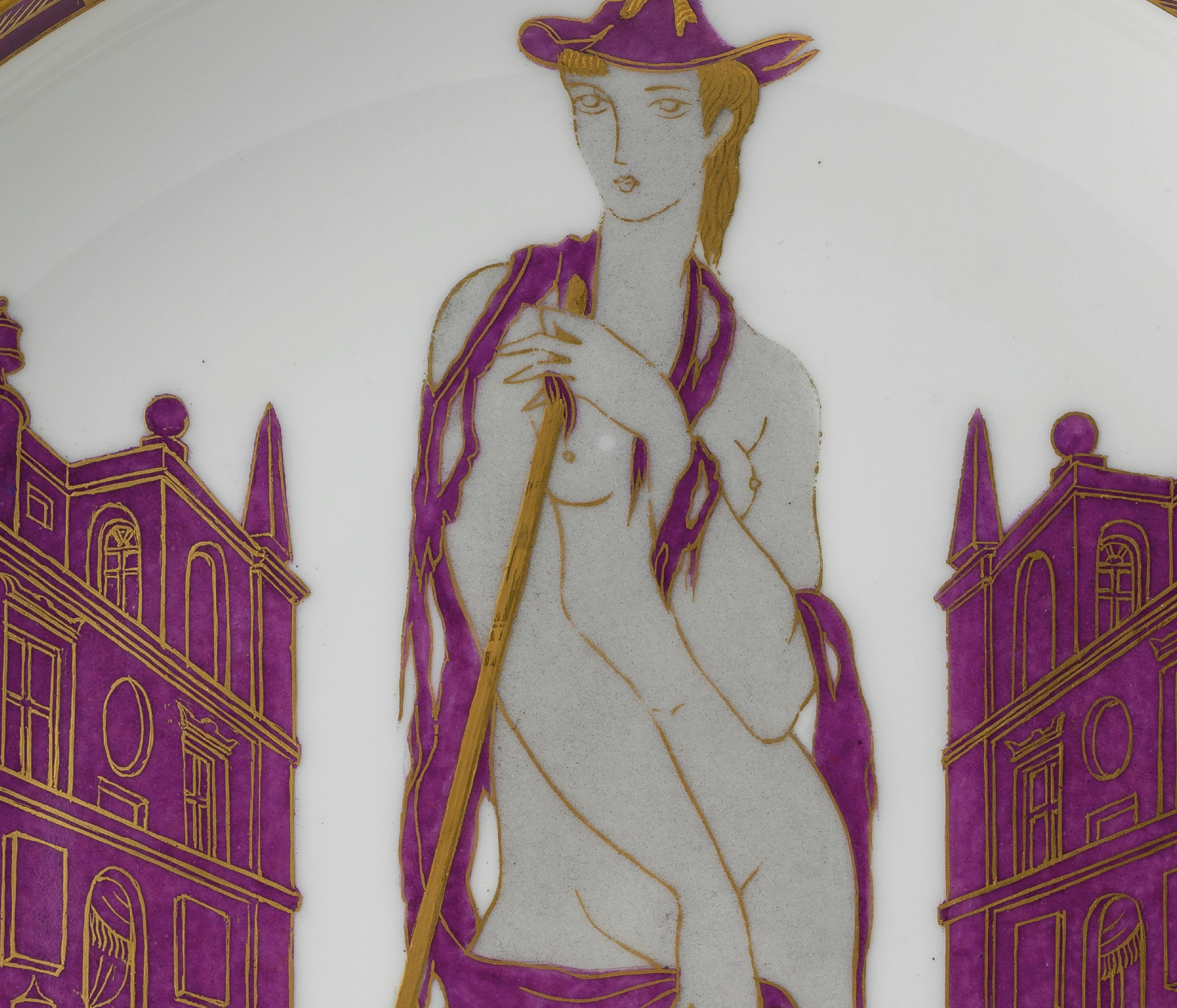 Particolare della decorazione di un piatto raffigurante una figura femminile seminuda circondata da architetture