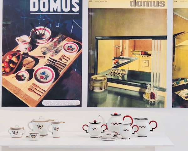 Tazzine, caffettiere e lattiere. Syllo sfondo copertine della rivista Domus