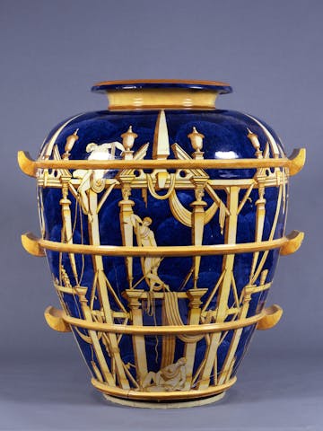 Grande vasi blu con decori gialli con figure umane e architetture fantastiche