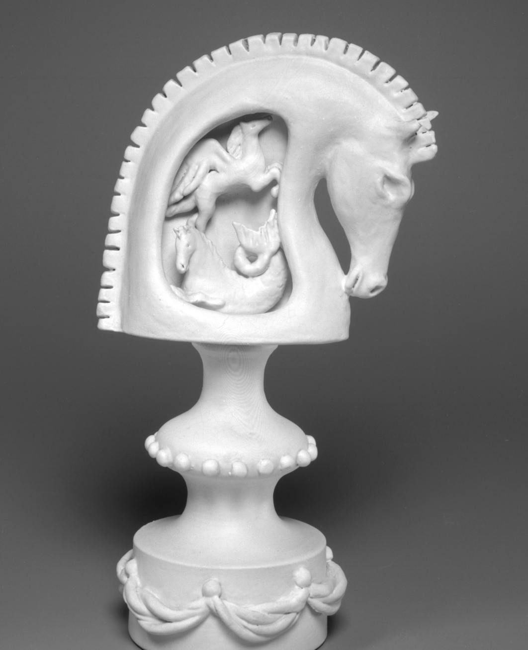 scultura bianca di testa di cavallo che al suo interno contiene un cavallo alato