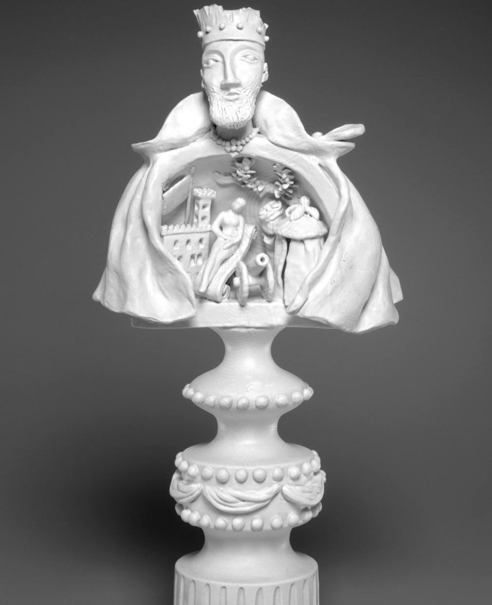 scultura bianca di busto di uomo che al suo interno contiene una scena con figurine