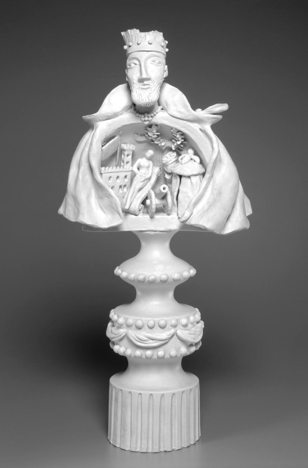 scultura bianca di busto di uomo che al suo interno contiene una scena con figurine