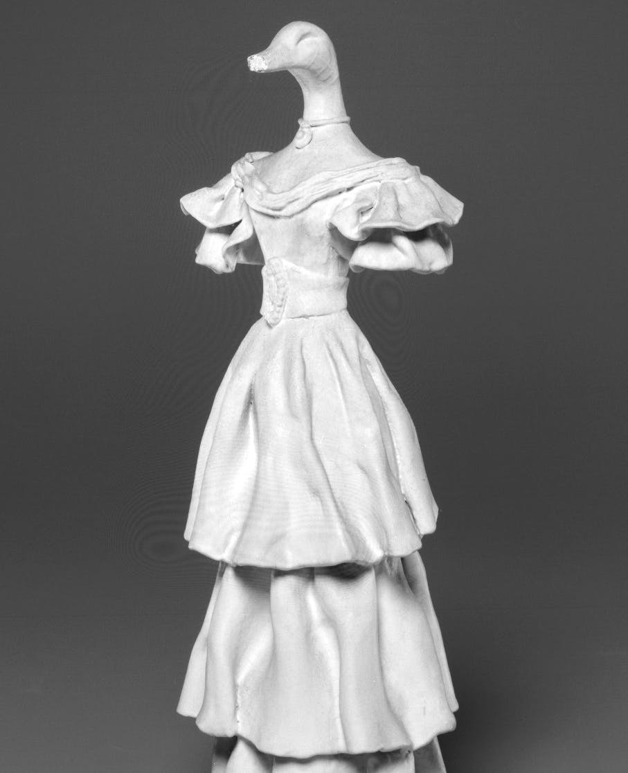 scultura bianca di corpo di donna con testa di uccello