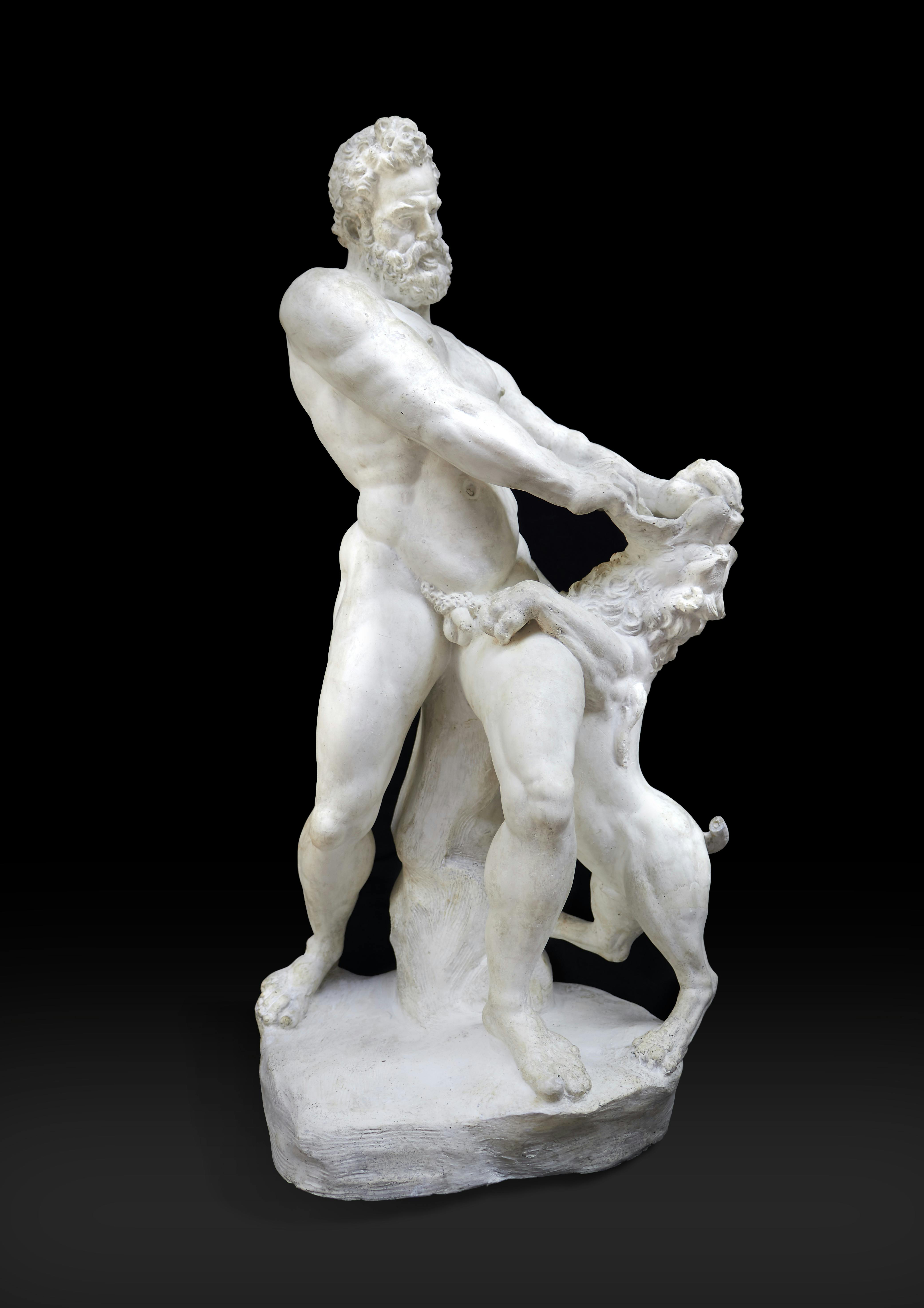 Gruppo scultoreo bianco raffigurante un uomo che afferra un leone per le fauci