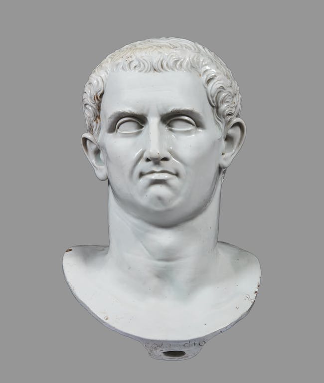 Scultura bianca raffigurante la testa dell'imperatore Nerva